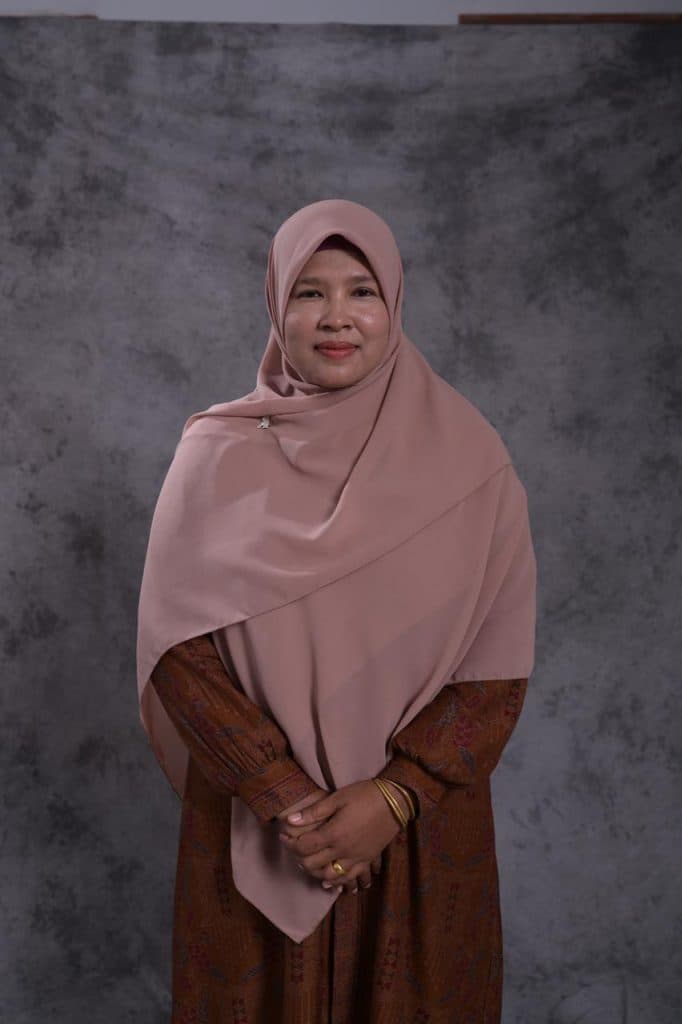 Warnidah, S.Pd.I — Kepala SMP Inshafuddin Banda Aceh